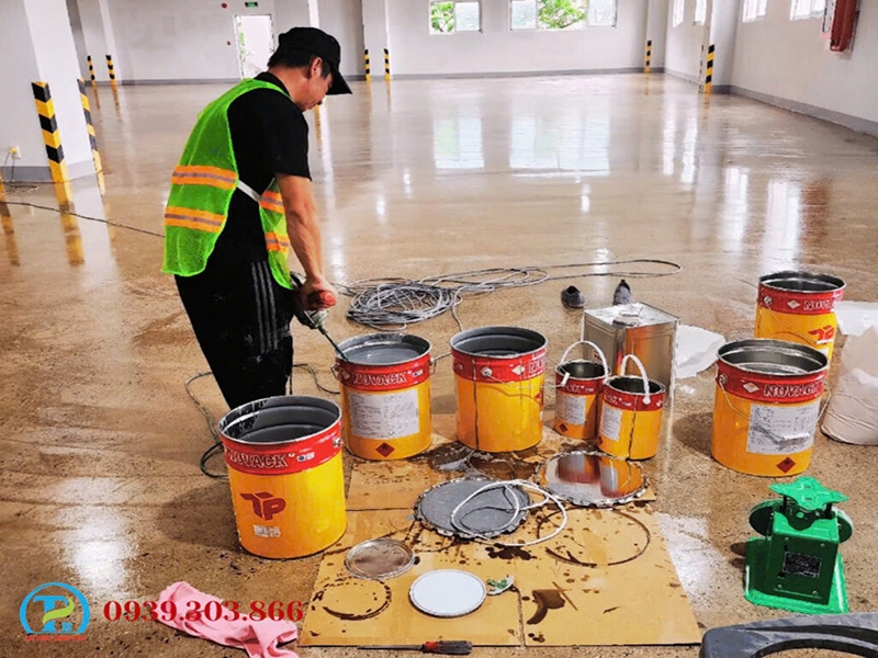 THI CÔNG SƠN SÀN EPOXY LONG AN: THAO TÁC XỬ LÝ NỨT KẾT CẤU BÊ TÔNG NỀN TRƯỚC KHI LĂN COAT 8 thi công sơn sàn epoxy Long An