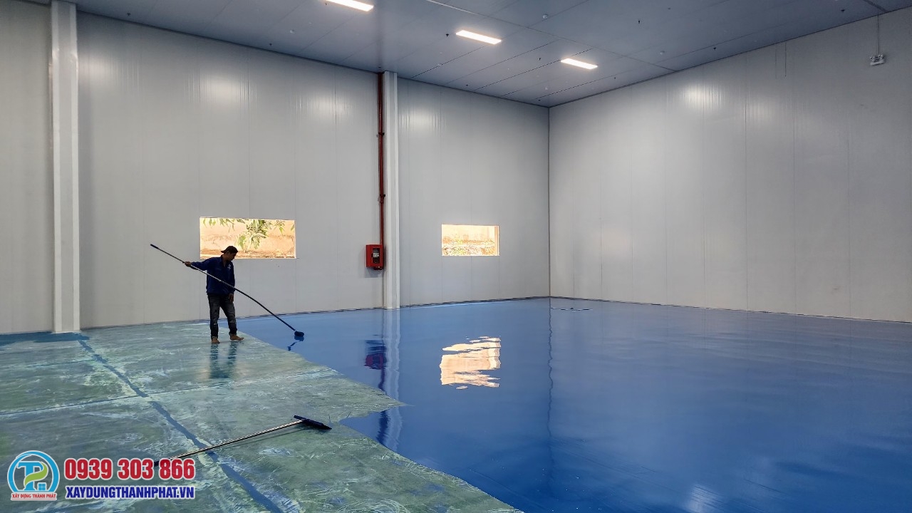 GIẢI PHÁP THI CÔNG SƠN SÀN EPOXY VŨNG TÀU KHÁNG ẨM SÁT BIỂN TRIỆT ĐỂ 5 thơ sơn sàn bằng dụng cụ chuyên dụng
