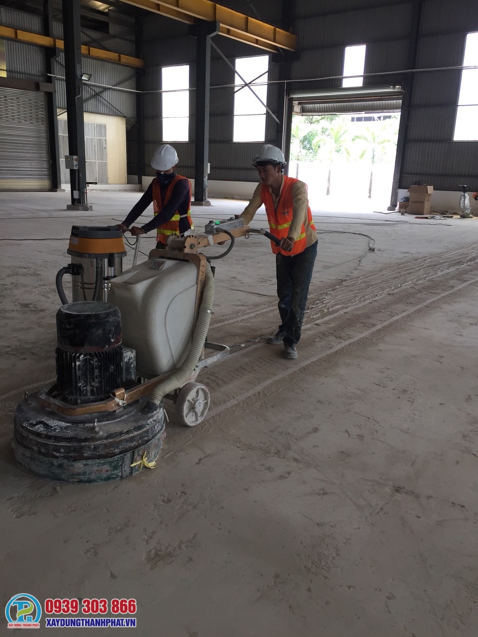 BẢNG GIÁ SƠN SÀN EPOXY NHÀ XƯỞNG CẬP NHẬT MỚI NHẤT 5 thợ Thành Phát mài sàn sau khi doanh nghiệp nhận báo giá sơn sàn epoxy