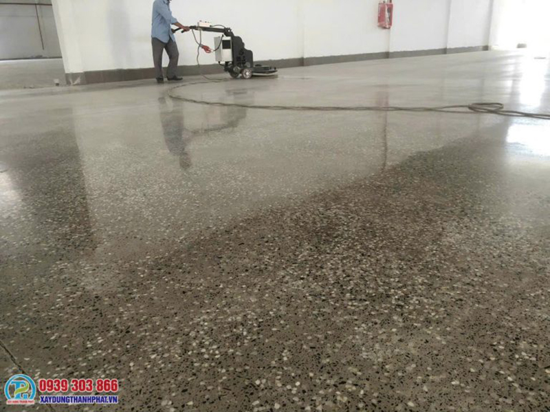 GIÁ THI CÔNG SƠN EPOXY TRỌN GÓI: MINH BẠCH THEO ĐỊNH MỨC HAO HỤT 8 Giá thi công sơn epoxy được tính dựa trên nhiều yếu tố kỹ thuật nhằm đảm bảo tối ưu chi phí và chất lượng cho từng công trình.