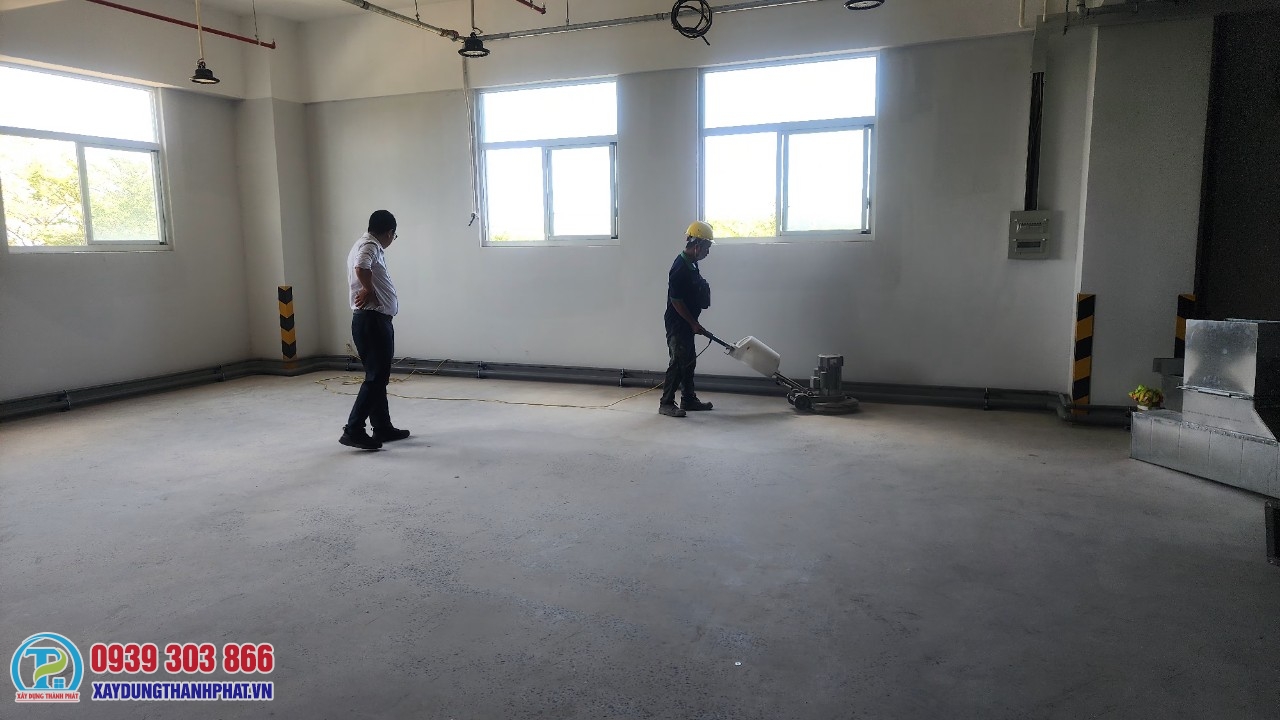 BẬT MÍ ĐỘ DÀY SƠN SÀN NHÀ XƯỞNG EPOXY TIÊU CHUẨN CHO TỪNG NGÀNH 6 kỹ thuật viên mài sàn bê tông trước khi sơn sàn nhà xưởng epoxy.