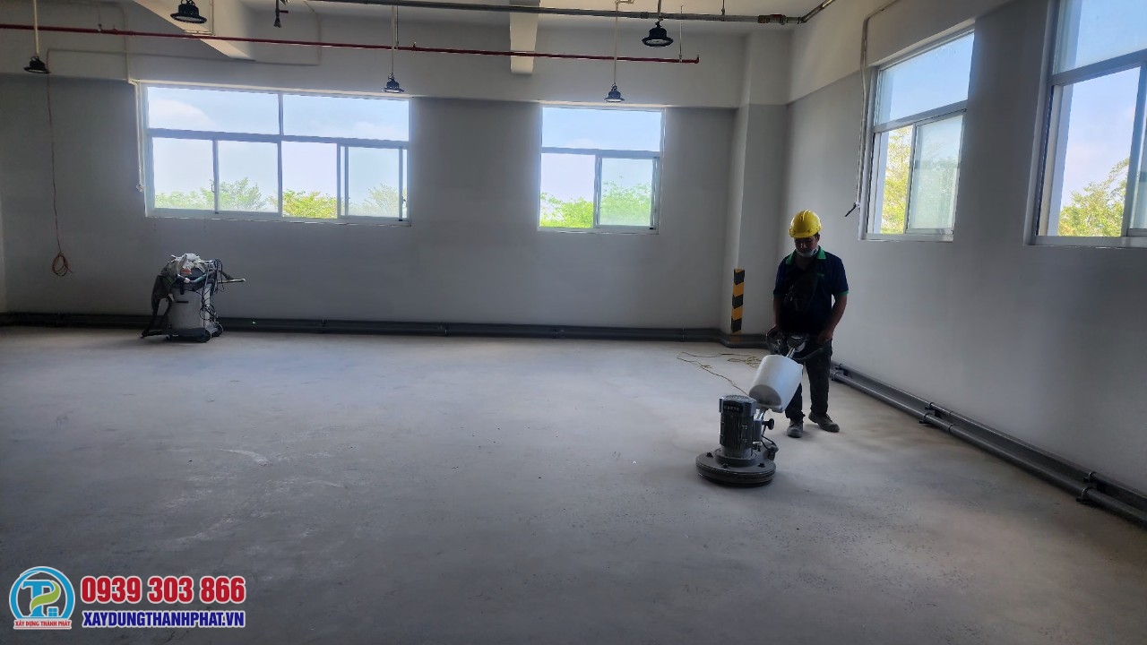 5 LỖI SƠN EPOXY SÀN BÊ TÔNG THƯỜNG GẶP VÀ CÁCH XỬ LÝ 5 Kỹ thuật viên mài nhám trước khi sơn epoxy sàn bê tông