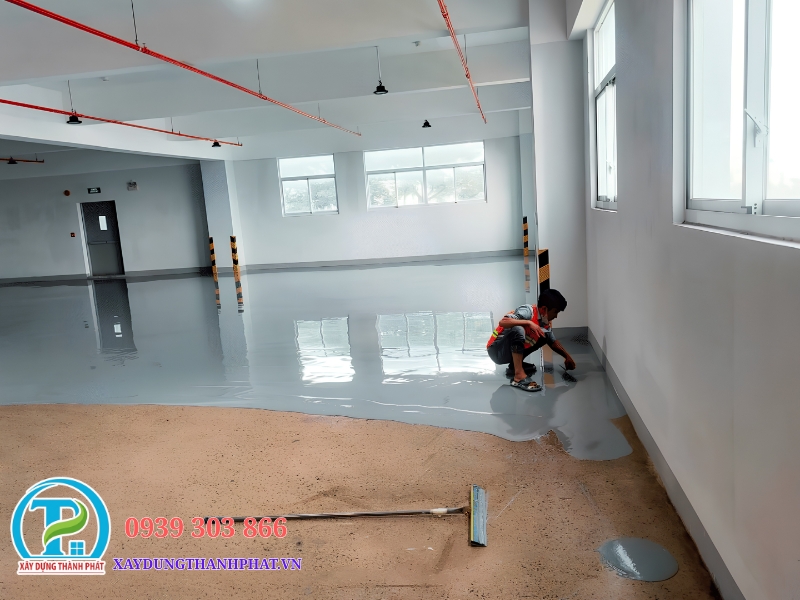 THI CÔNG SƠN SÀN NHÀ XƯỞNG EPOXY: QUY TRÌNH MÀI TẠO NHÁM ĐẠT ĐỘ BÁM DÍNH CHÂN MÀNG 3 LỚP 11 Đội thi công sơn sàn nhà xưởng epoxy của Thành Phát