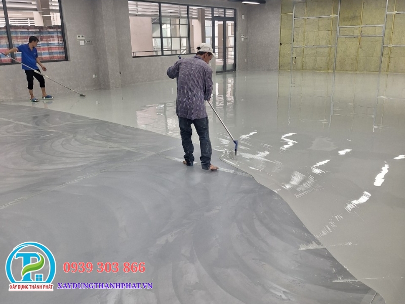 Sơn epoxy nền nhà xưởng gốc nước sở hữu cơ chế bám dính đặc biệt giúp hóa giải nhược điểm ẩm ướt của sàn bê tông