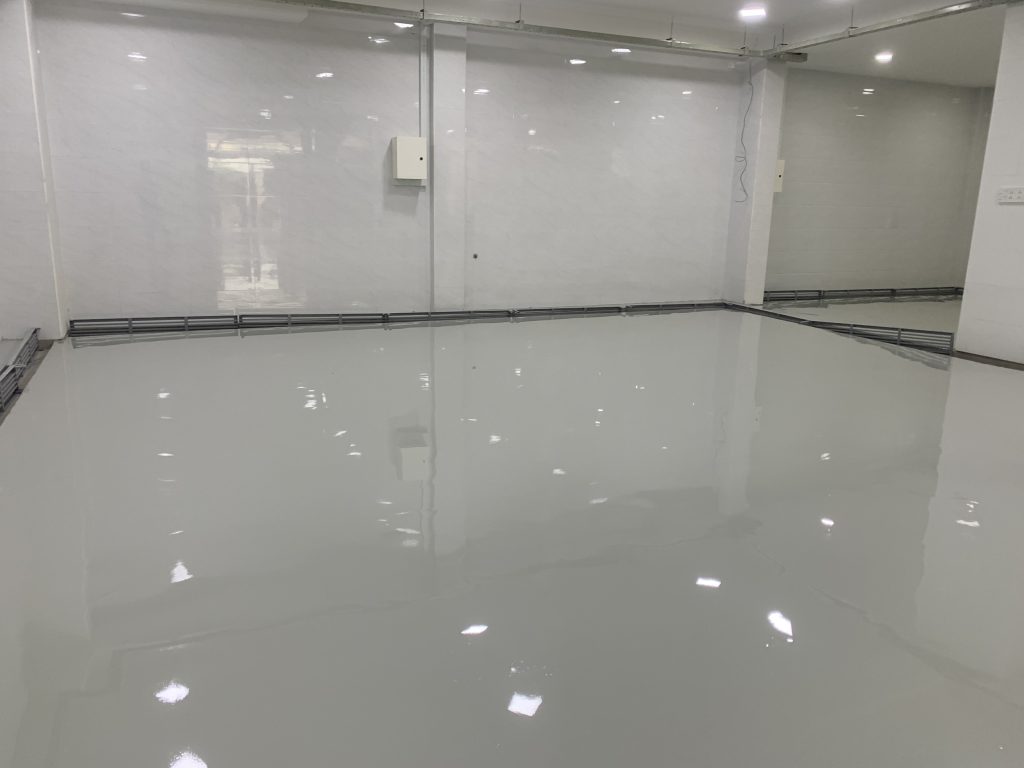 Thi Công Sơn Epoxy Tự San Phẳng Sàn Bê Tông