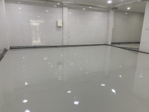 Thi Công Sơn Epoxy Tự San Phẳng Sàn Bê Tông