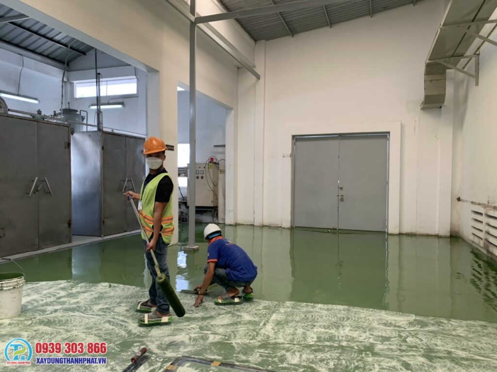 thi công sơn PU tự san phẳng với dụng cụ chuyên dụng